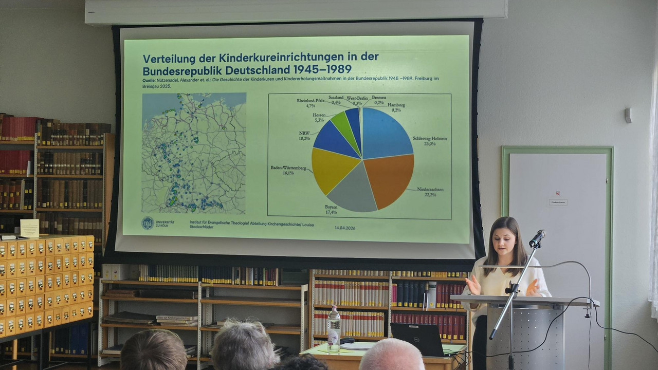 Frau Stockschläder bei ihrem Vortrag