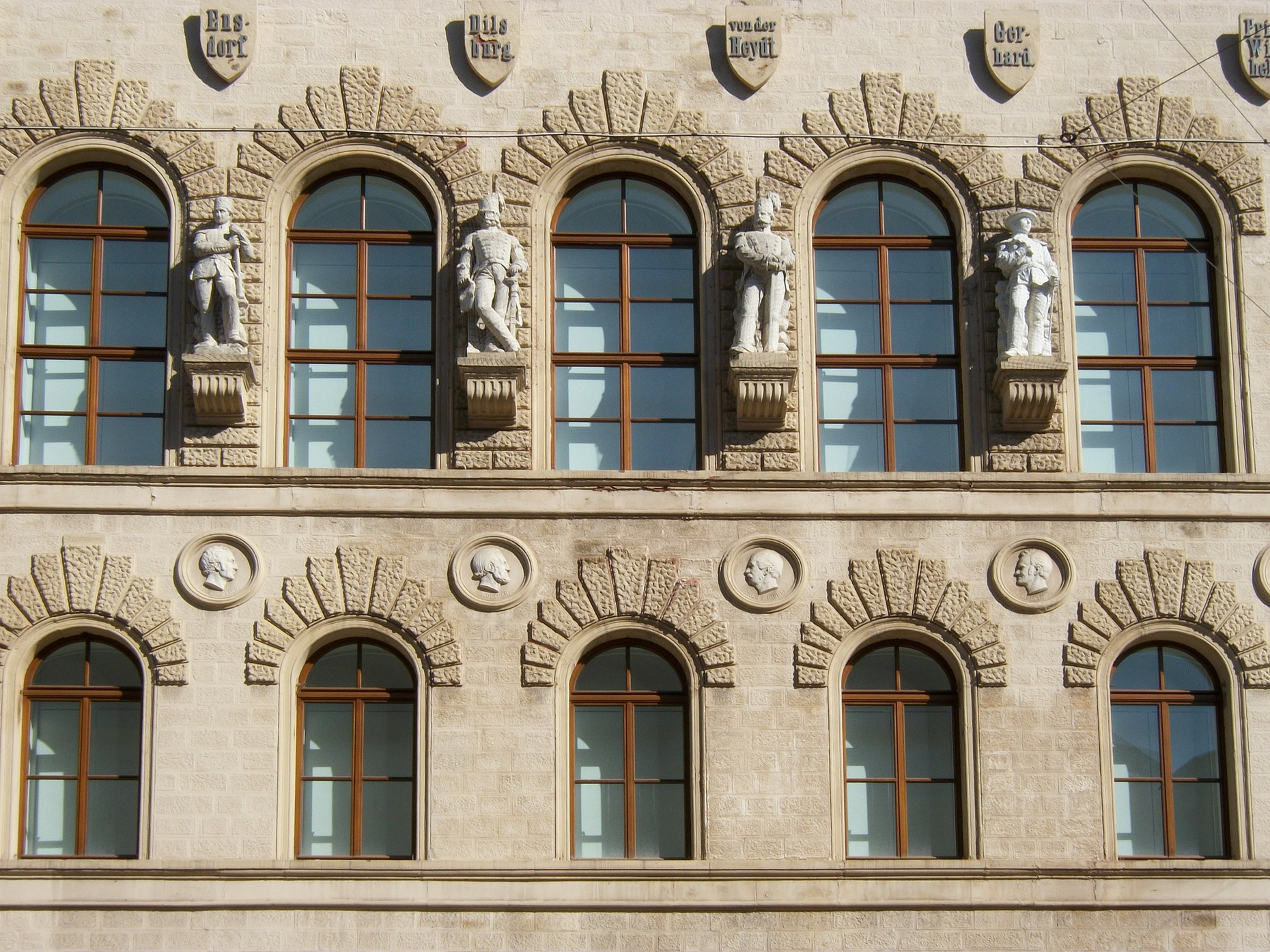 Fassade eines Behördengebäudes