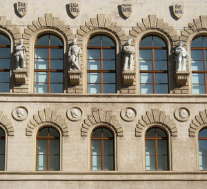 Fassade eines Behördengebäudes