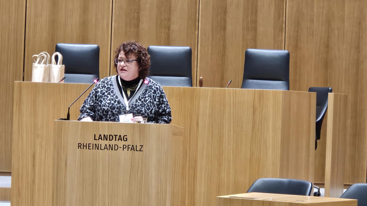 Dr. Dorfey beim ihrem Grußwort im Landtag RLP