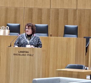 Dr. Dorfey beim ihrem Grußwort im Landtag RLP