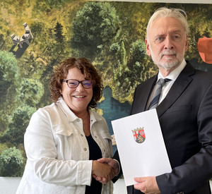 Frau Dr. Dorfey erhält ihre Ernennungsurkunde