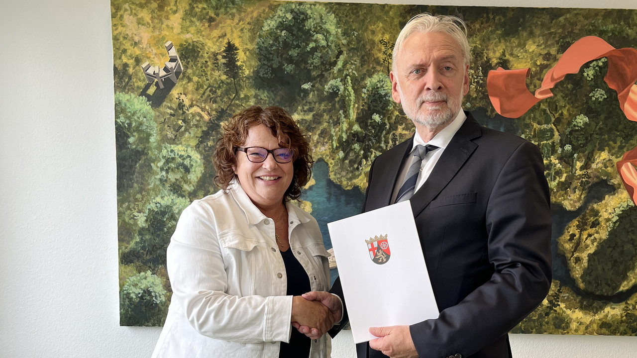 Frau Dr. Dorfey erhält ihre Ernennungsurkunde