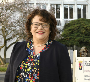 Frau Dr. Dorfey vor dem Gebäude der Landesarchivverwaltung