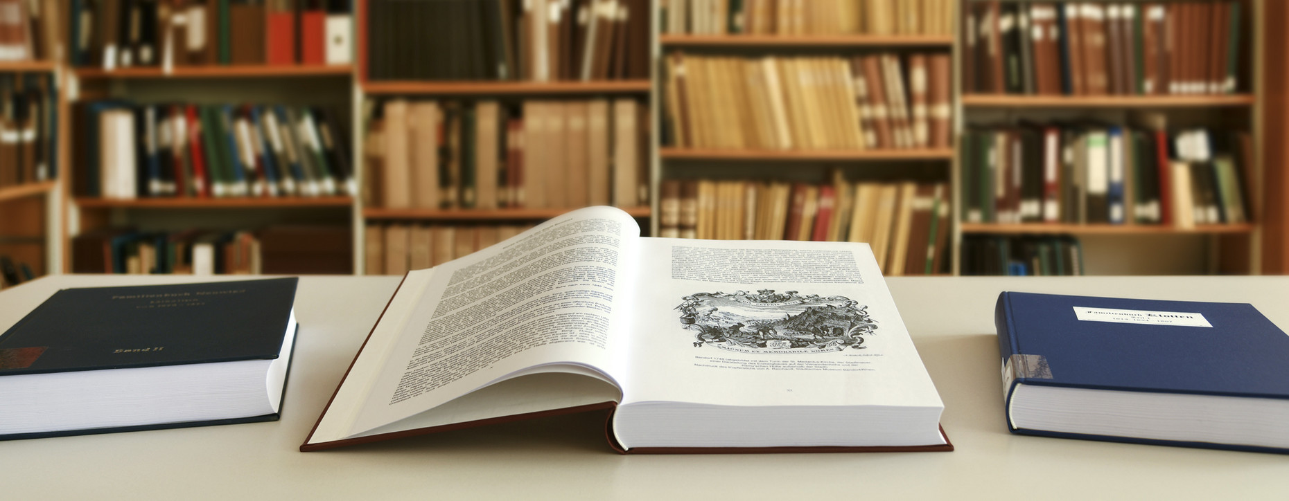 Bücher zur Familienforschung auf einem Tisch