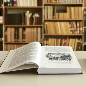    Bücher zur Familienforschung auf einem Tisch