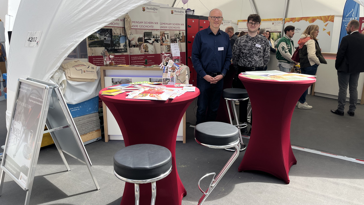 Mitarbeiter der LAV an ihrem Stand auf dem RLP Tag