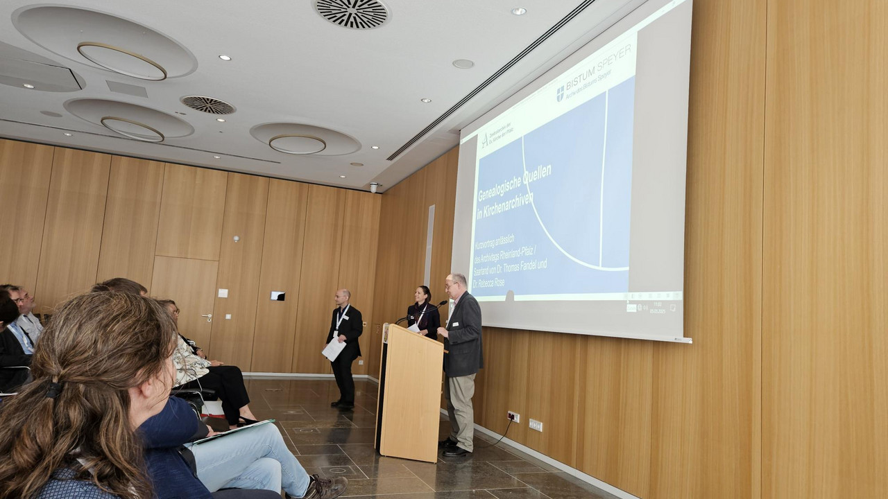 Dr. Hanke führt durch das Programm beim Archivtag 2025