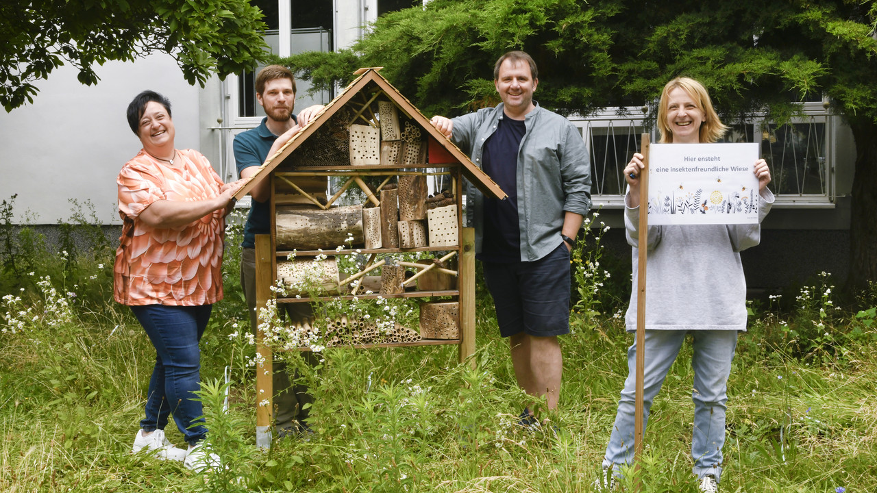 Mitglieder der Grün AG vor dem Insektenhotel