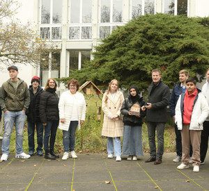 Spendenübergabe vor dem Landeshauptarchiv Koblenz