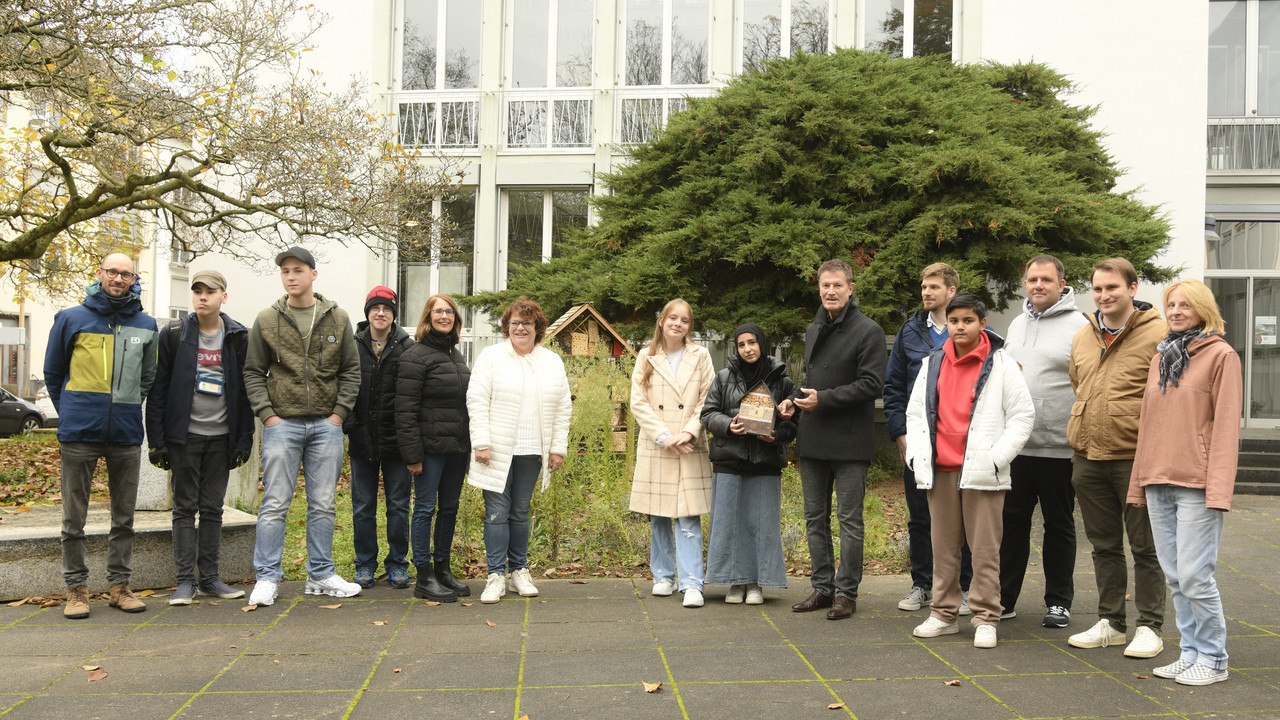 Spendenübergabe vor dem Landeshauptarchiv Koblenz