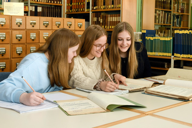 Geschichte erleben und entdecken: Schüler und Schülerinnen im Landeshauptarchiv Koblenz