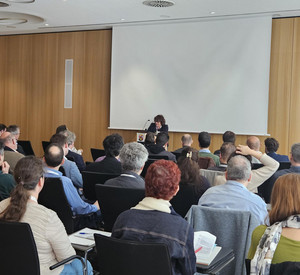Dr. Dorfey begrüßt die Teilnehmer und Teilnehmerinnen des Archivtages