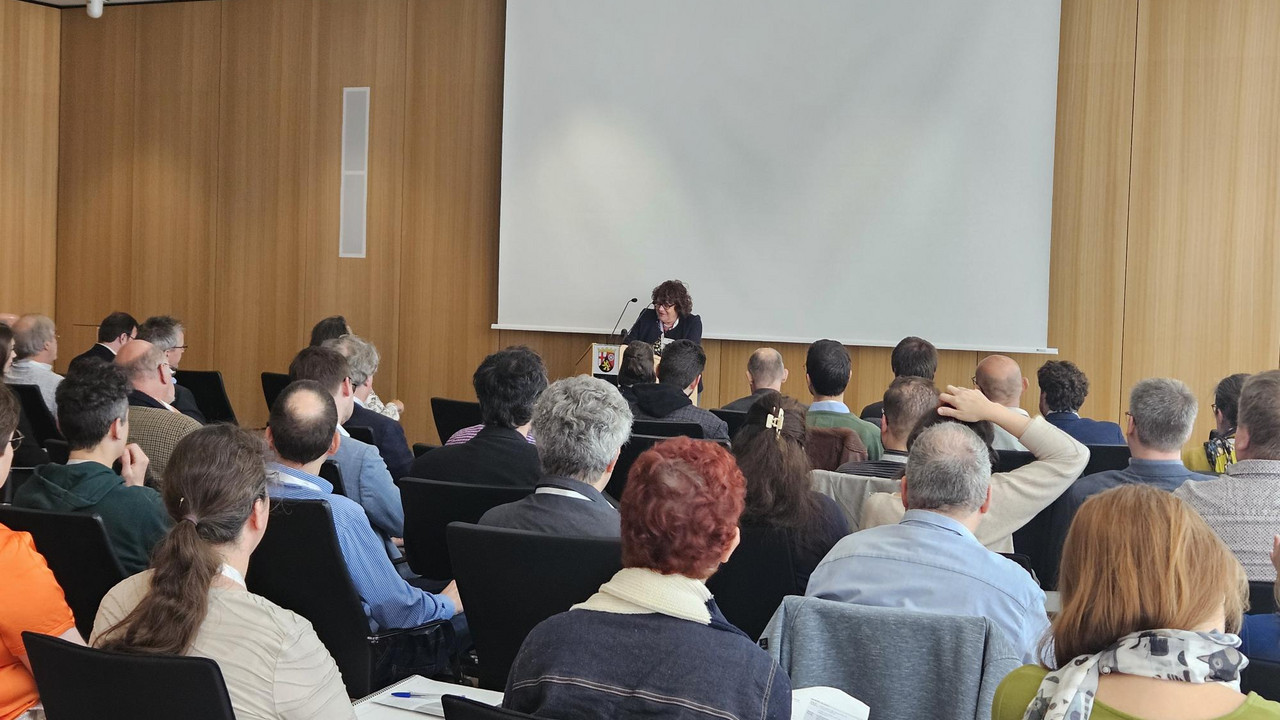 Dr. Dorfey begrüßt die Teilnehmer und Teilnehmerinnen des Archivtages