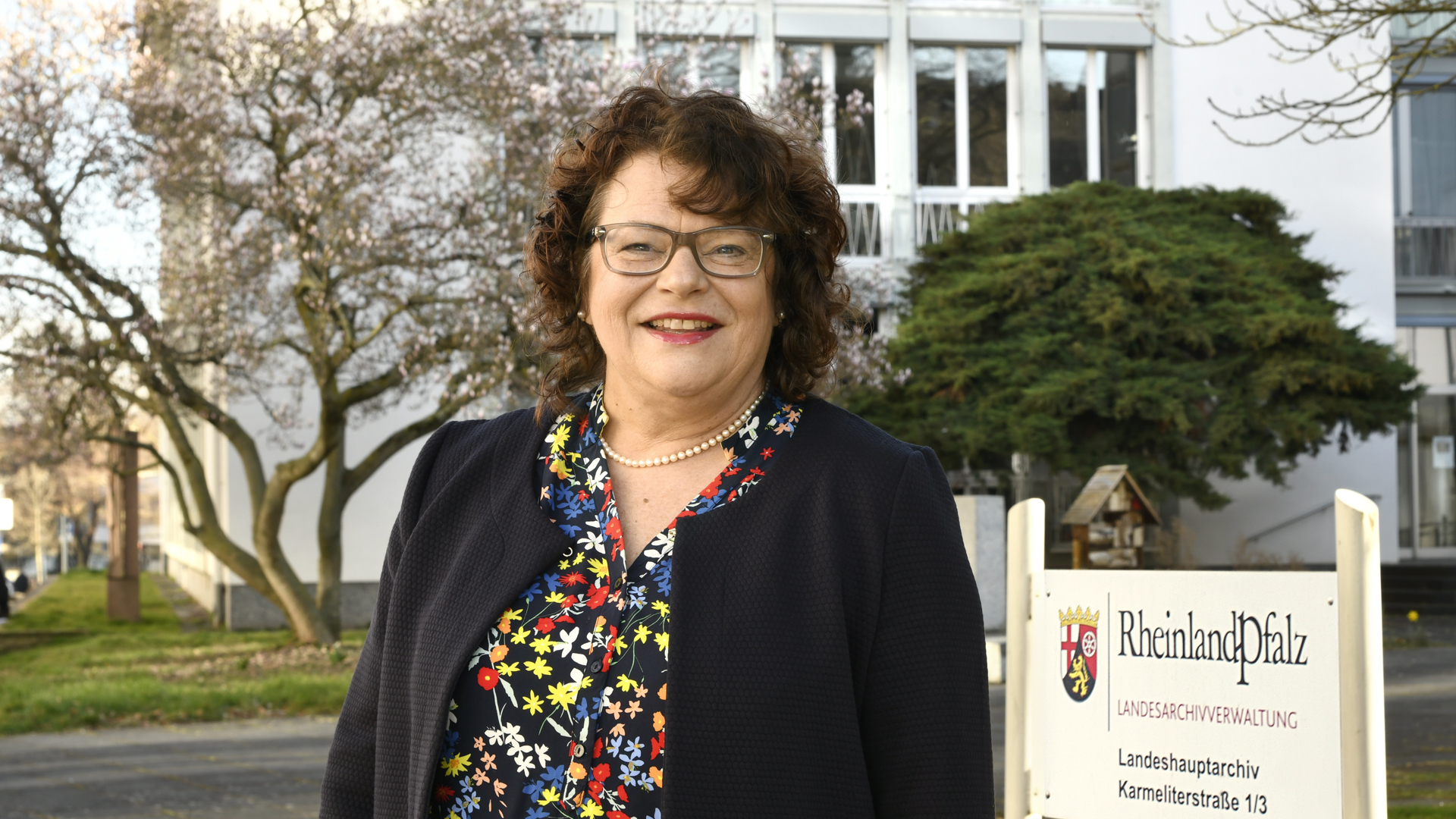 Frau Dr. Dorfey vor dem Gebäude der Landesarchivverwaltung