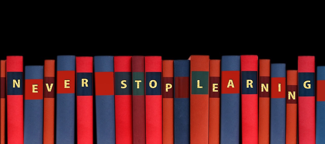 Bücher nebeneinander mit den Worten: Never stop learning